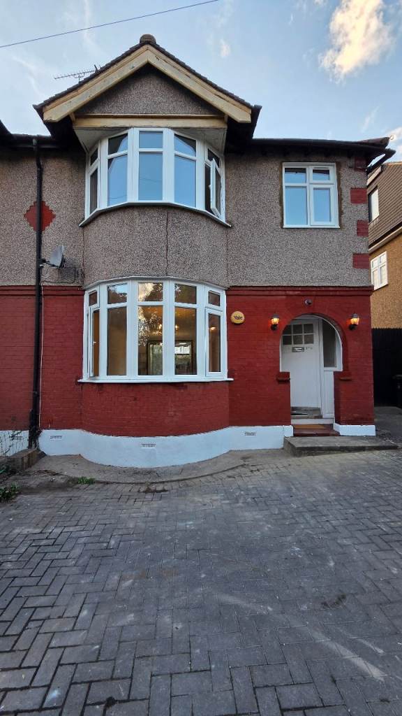 3-Bedroom Semi-Detached House – Chingford