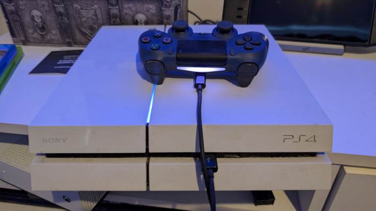 Sony PlayStation 4 PS4 (White) with Controller and Games