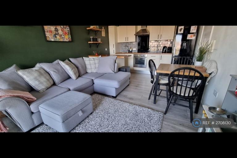 2 bedroom flat in The Gateway North, Leeds, LS9 (2 bed) (#2708130)