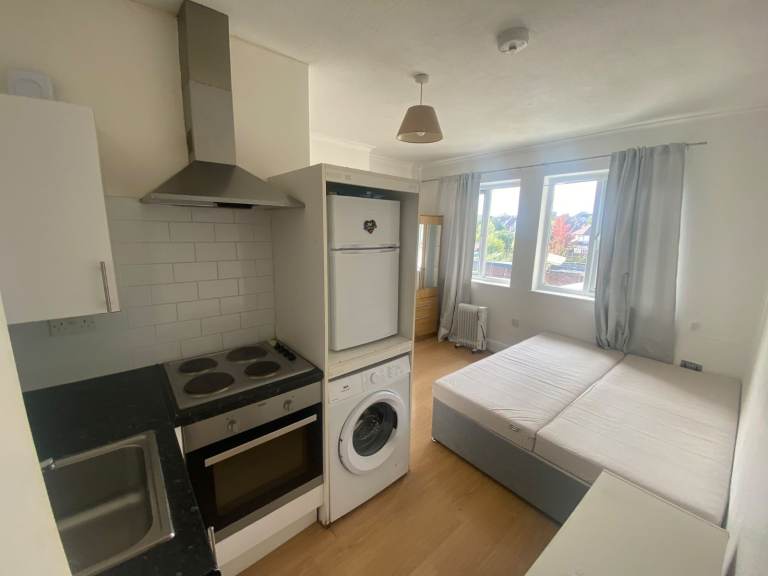 Studio Flat to Rent – First Floor Above Shop, Harrow - Watford Road