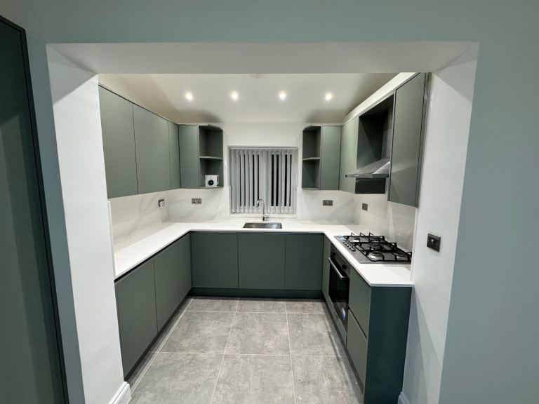 Double room in an asian household in Thornton Heath. Inclusive of all bills £900pcm. CR7 6DN.