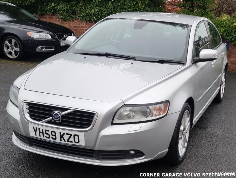 VOLVO S40 SE 2.0 4dr PETROL SALOON YH59 KZO, 9 VOLVO DEALER SERVICE STAMPS.