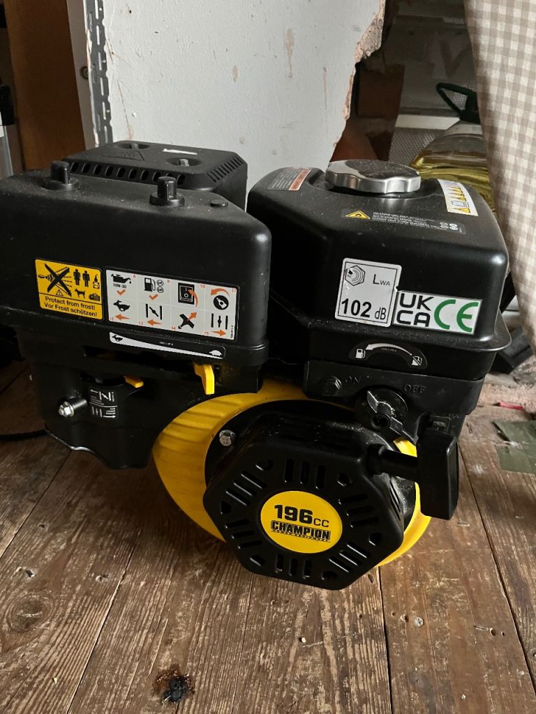 CHAMPION PETROL PRESSURE WASHER 2600 PSI Engine only 