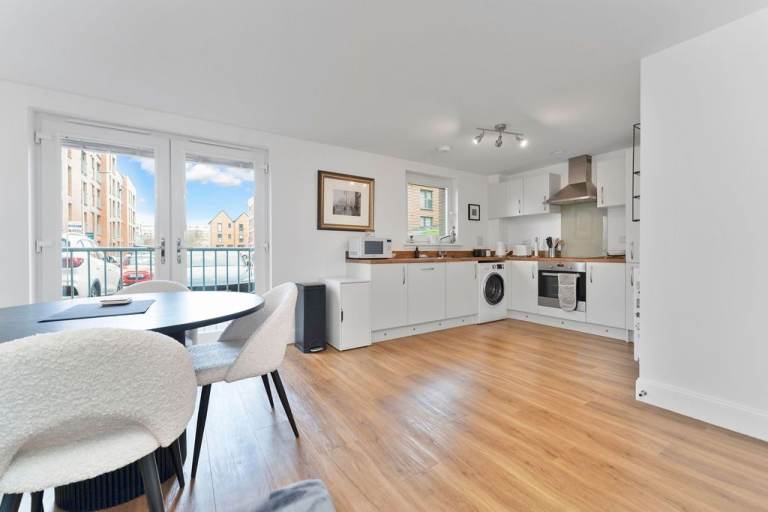 Spacious, 2 bedroom, ground floor flat with en suite access and private garden space, in Bonnington