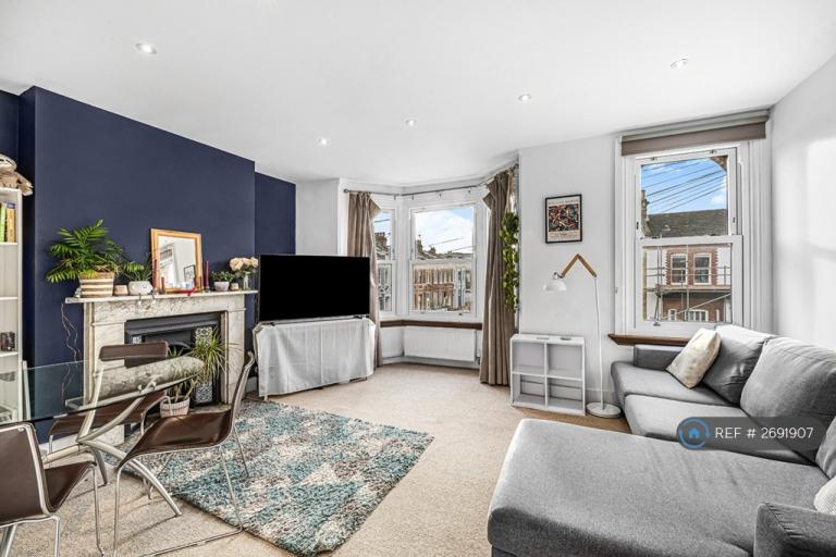 2 bedroom flat in Rosebery Road, London, SW2 (2 bed) (#2691907)