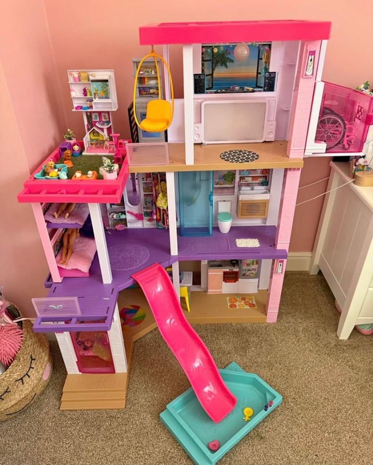 Large Barbie Dreamhouse(good as new)
