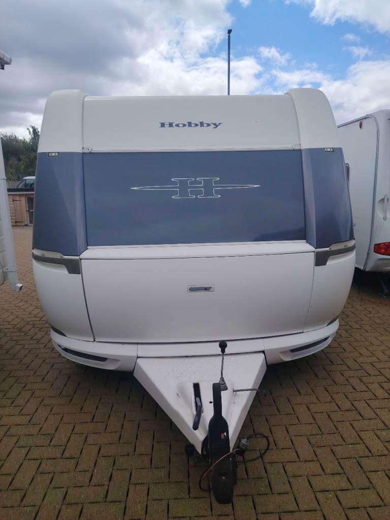 RE-ADVERTISED DUE TO TIME WASTERS HOBBY 645 VIP TWIN AXLE CARAVAN 