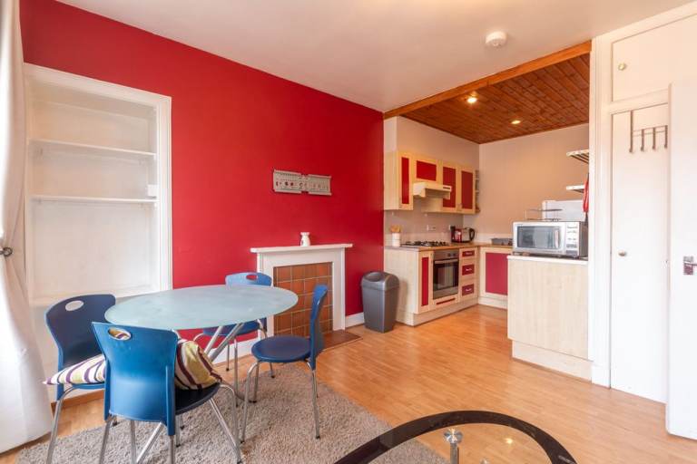 Delightful, 2nd floor, 1 bedroom, furnished flat off Ferry Road – available January