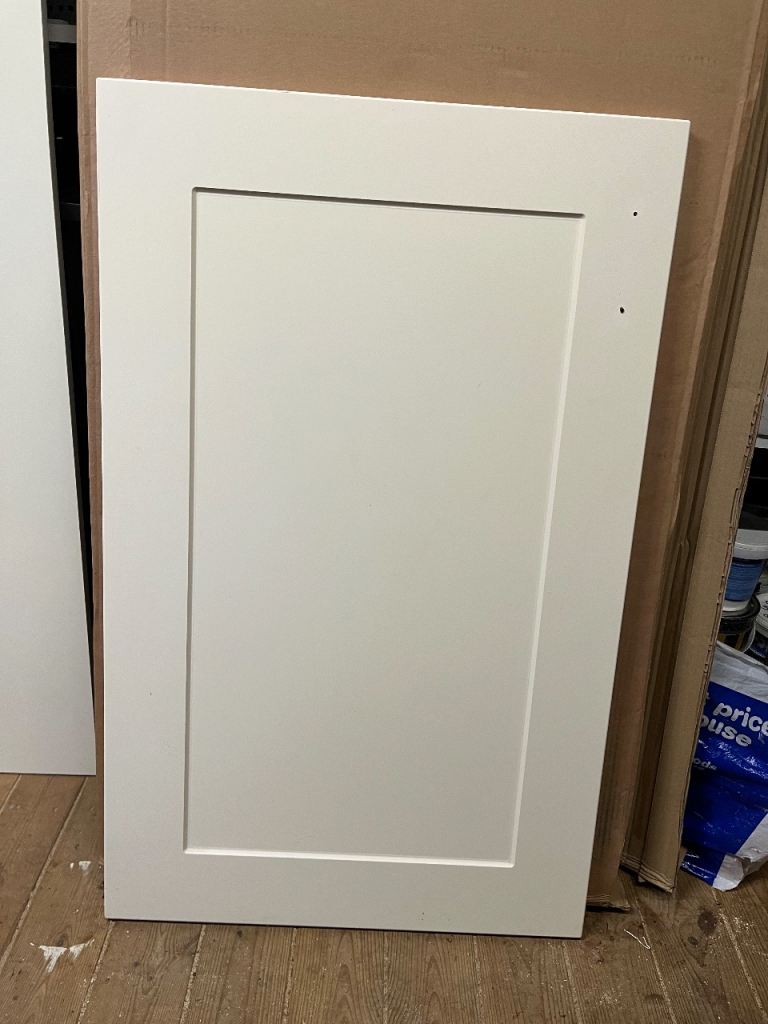 Kitchen cupboard door B&Q stonefield ivory.   Good used condition.
