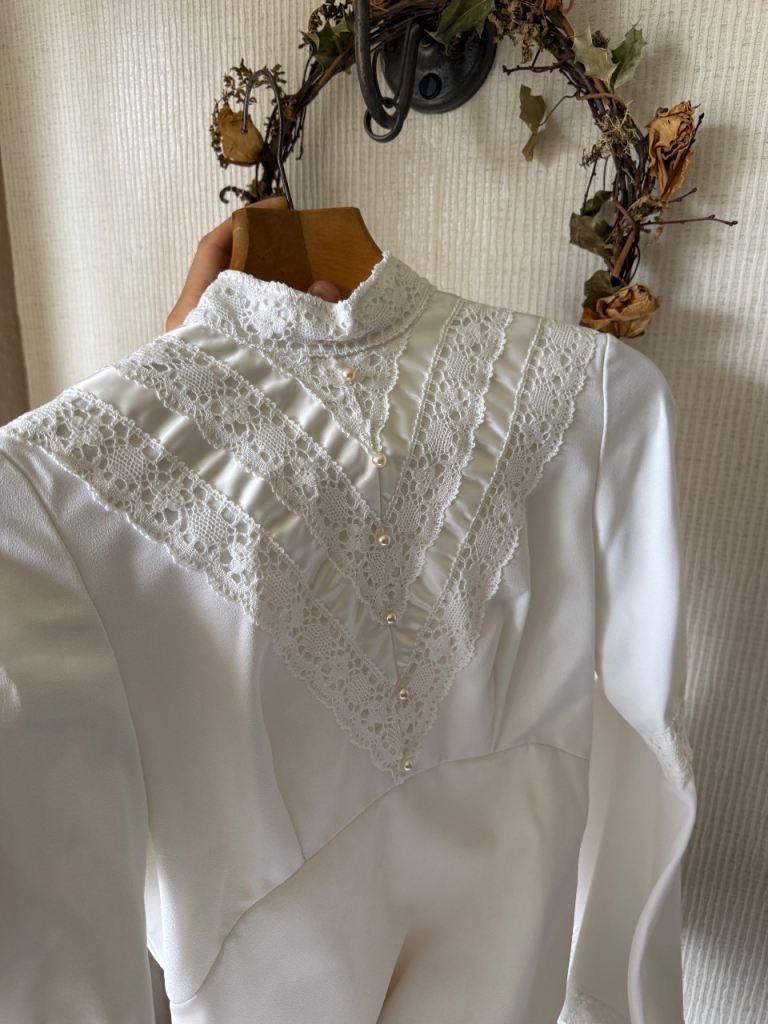 Vintage White Wedding Dress with Lace Detail – Good Condition
