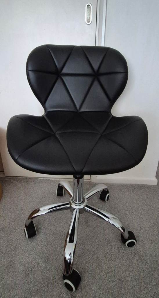 Black swivel chair in good condition 