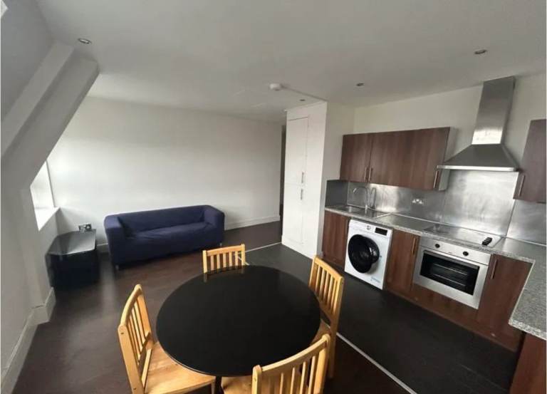 2Bed Third floor flat to rent in Kenton - Woodgrange Ave.