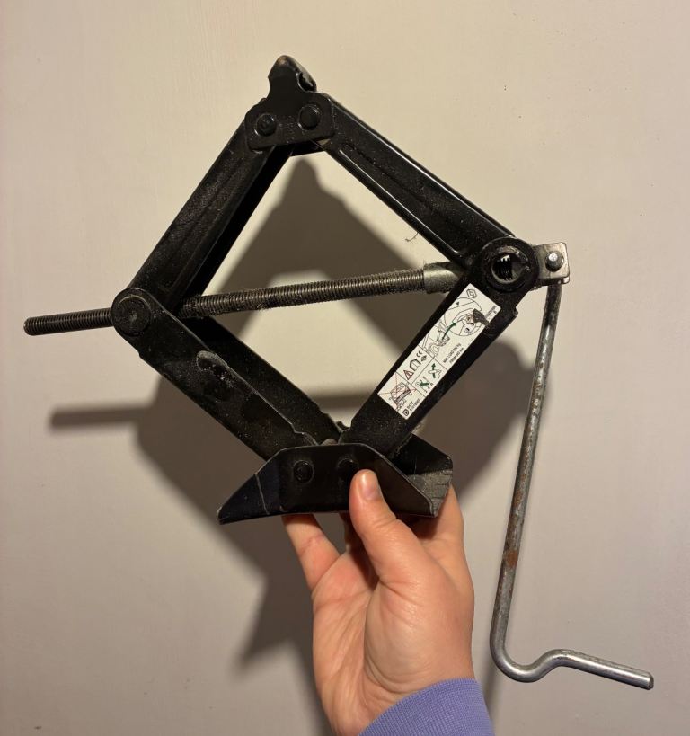 Mini/portable car wheel jack