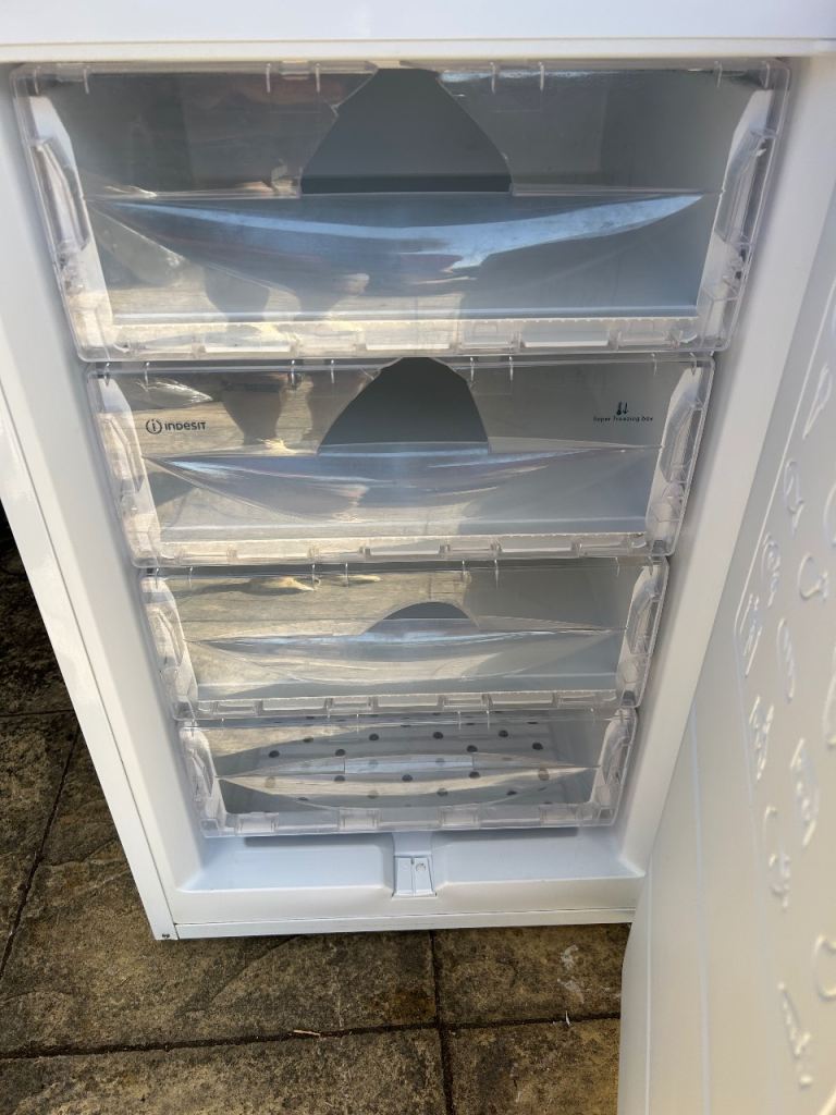 Indesit Freestanding Fridge Freezer – White, Good Condition