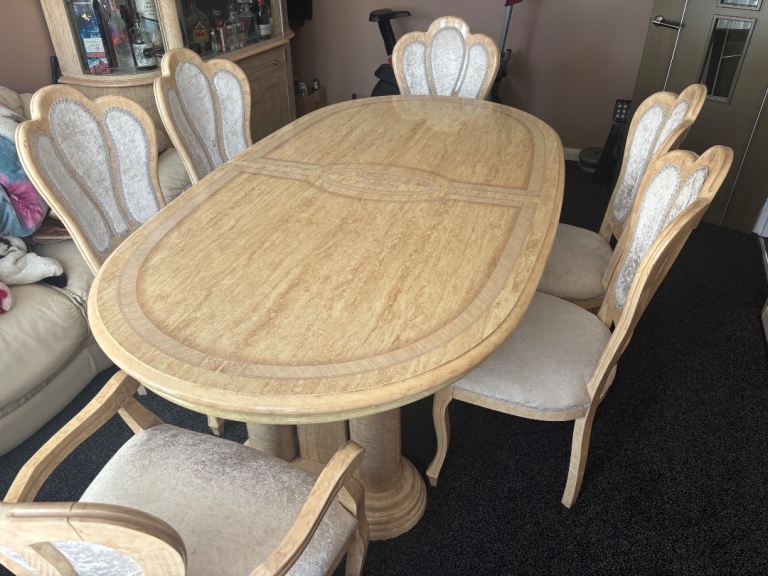 Luxury Italian gloss extendable dining table and 6 chairs