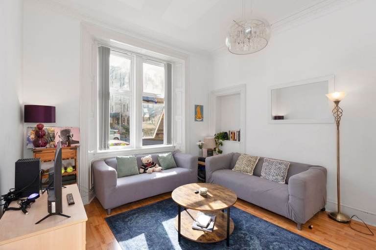 Attractive, 2 bedroom, 2 bathroom, ground floor flat in Roseburn – available April