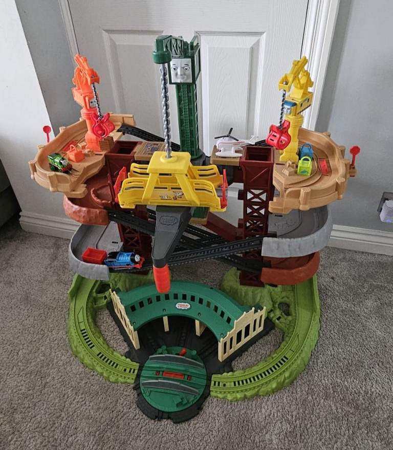 Thomas & Friends Trains & Cranes Super Tower (GXH09) – Multi-Level Track Set
