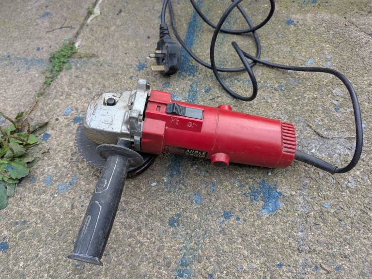 POWER DEVIL 240V 580W ANGLE GRINDER IN GOOD WORKING ORDER + CAN BE SEEN WORKING.