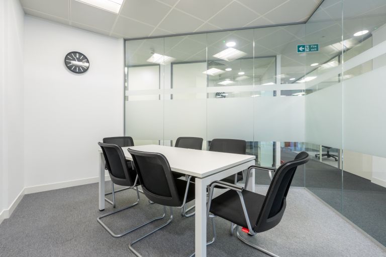 Croydon - CR02RD \ Large Office for Rent Customisable for 10 Desks