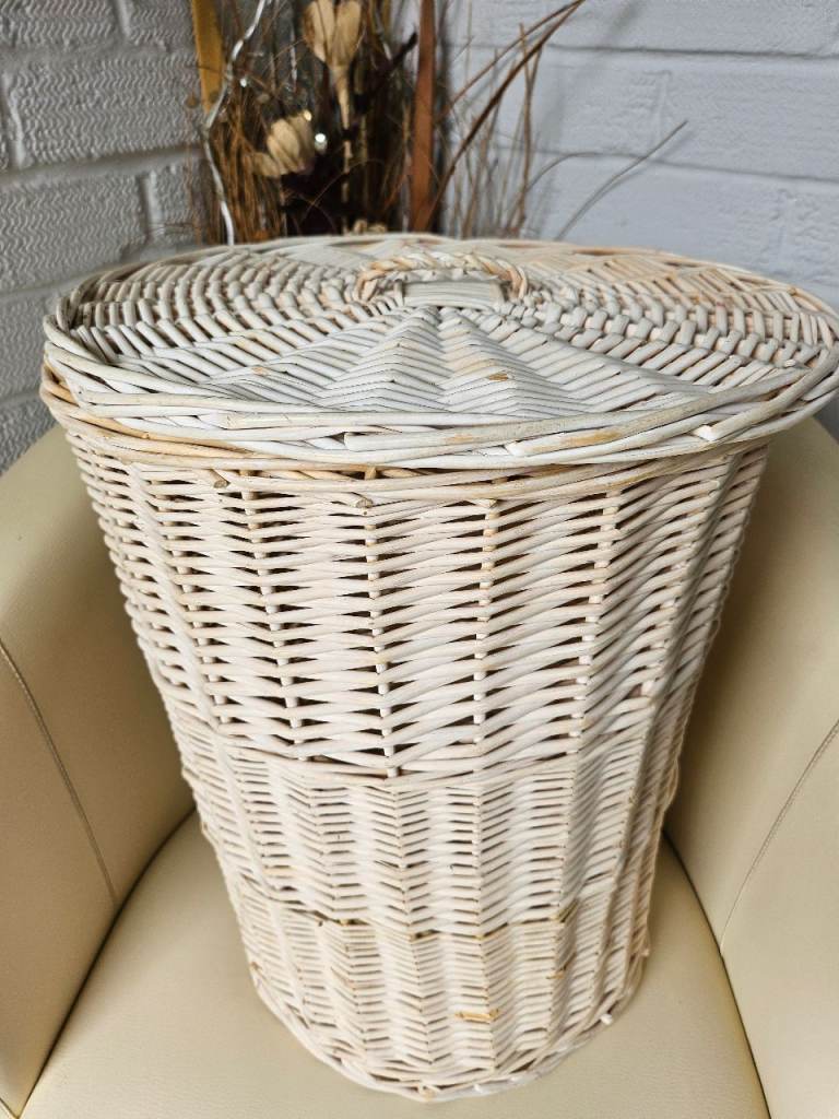 White Wicker Laundry Basket with Lid – Good Condition