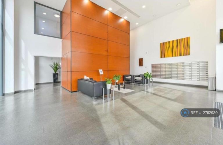 1 bedroom flat in Blackwall Way, London, E14 (1 bed) (#2762939)