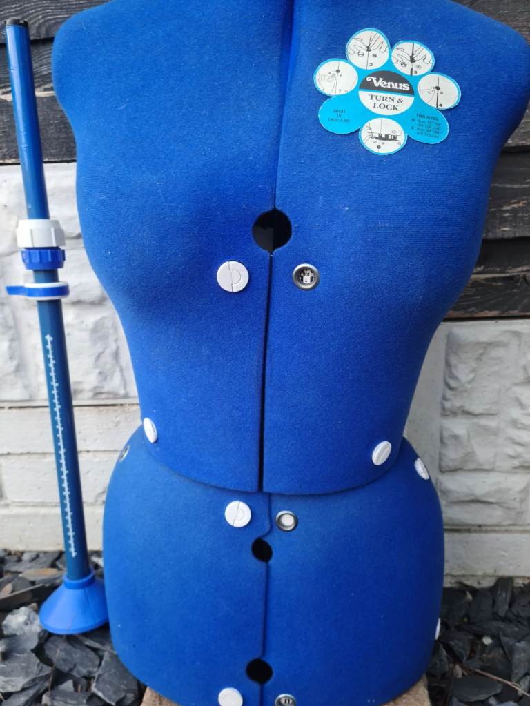 Adjustable manneguin for dress making
