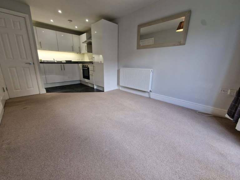 Spacious Modern 1 Bedroom Flat in Dallow Close to Town Centre