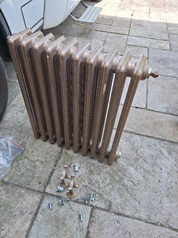 Good Condition Cast Iron Radiator in Bronze Metallic Brown