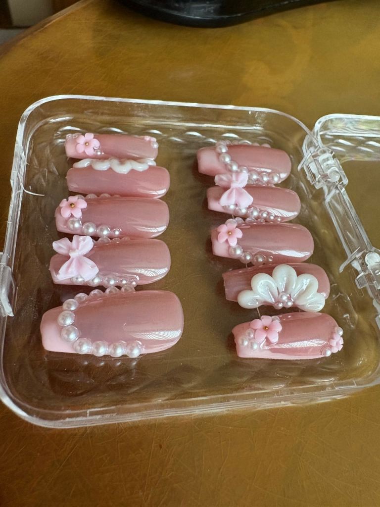 Pink Press-On Nails with Pearl and Flower Designs – New