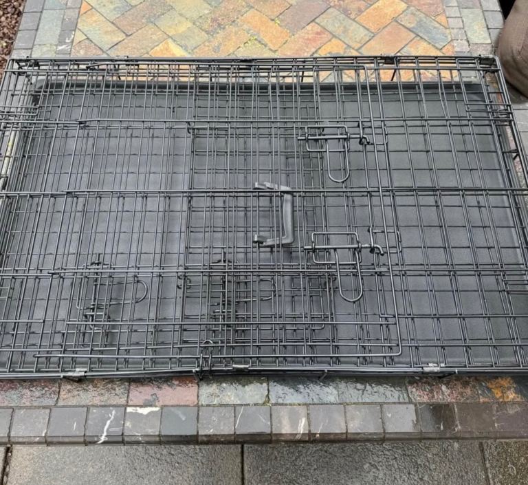 Large Metal Pet Crate with Plastic Tray