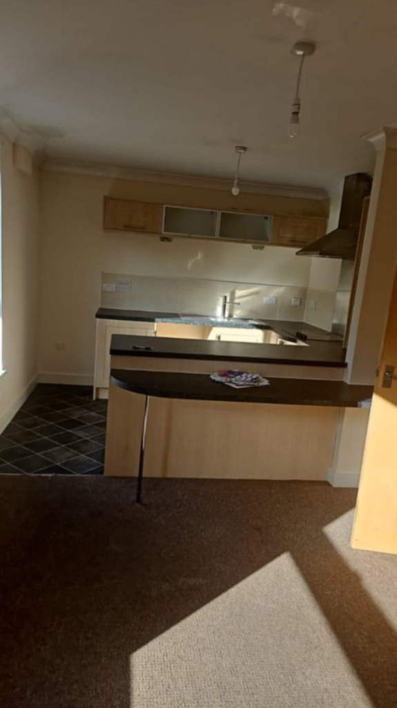 1 double room available frm 1st aug bills included 