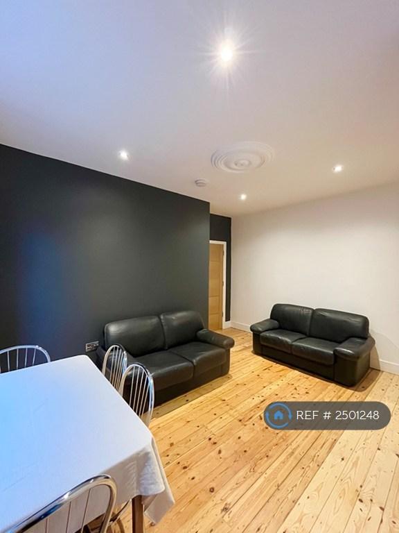 3 bedroom flat in Stapleton Road, London, SW17 (3 bed) (#2501248)