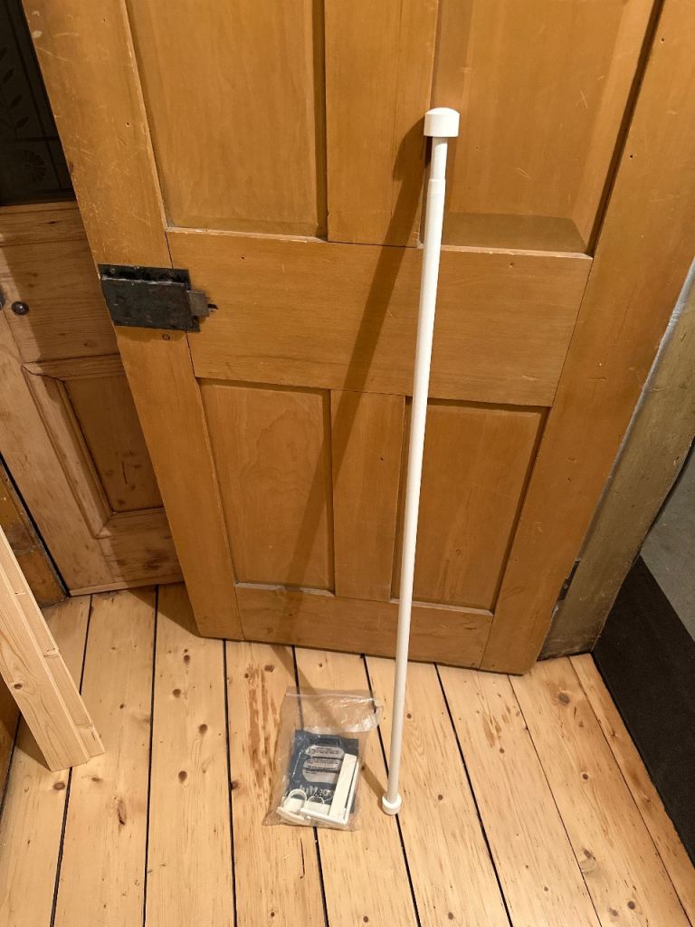 Extendable white curtain rod / rail Ikea