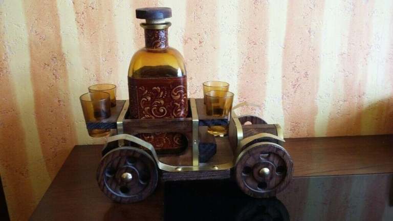 Alcohol decanter with shot glasses