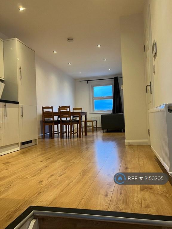 3 bedroom flat in Old Kent Road, London, SE15 (3 bed) (#2153205)