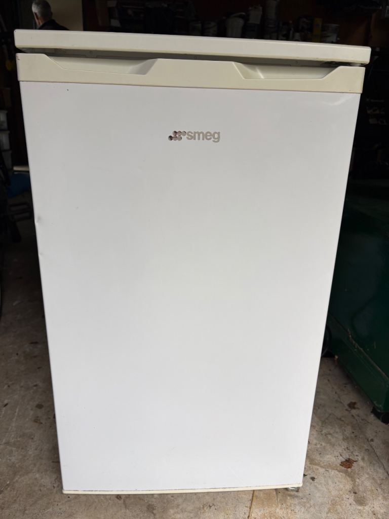 Smeg Freestanding under-counter Freezer with 3 Drawers – White, Good Condition