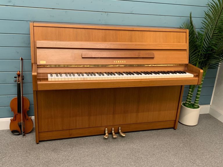 🎵🎹 QUALITY TEAK YAMAHA - *TUNED/SERVICED/WARRANTY AND FREE DELIVERY*🎹🎵
