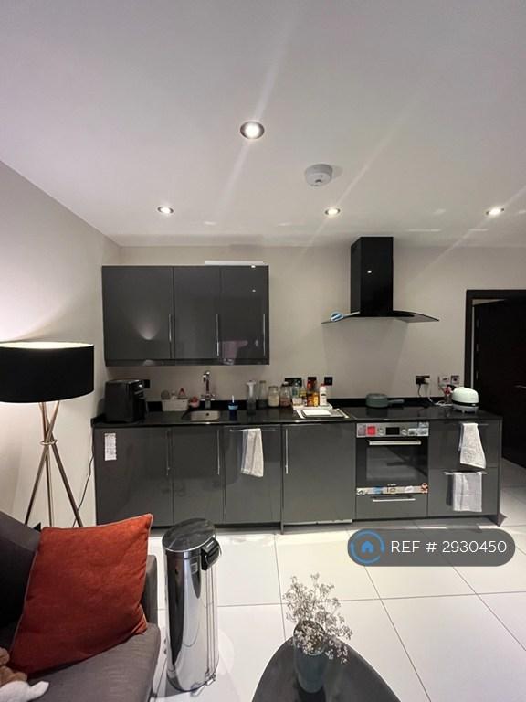 Studio flat in The Headrow, Leeds, LS1 (#2930450)