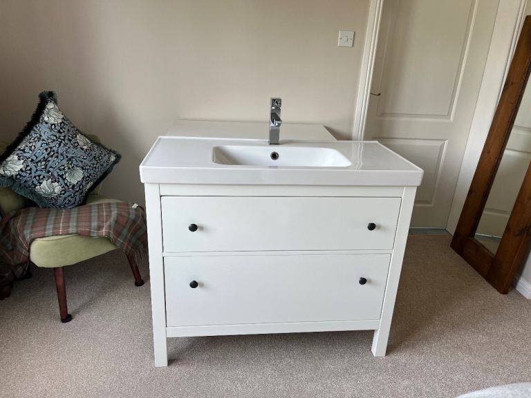 Bathroom sink unit in white
