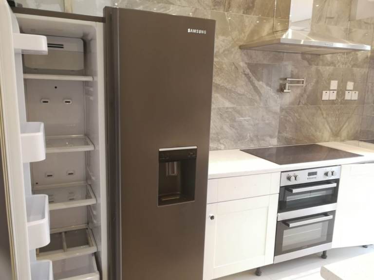 Luxury semi-ensuite (share bathroom with one person), free parking