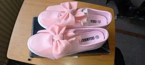 Creamberry's Pink trainers size 4, new, with bow on front
