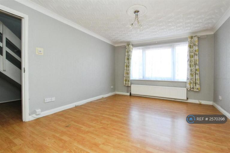 3 bedroom house in Prince Charles Avenue, Minster On Sea, Sheerness, ME12 (3 bed) (#2570398)