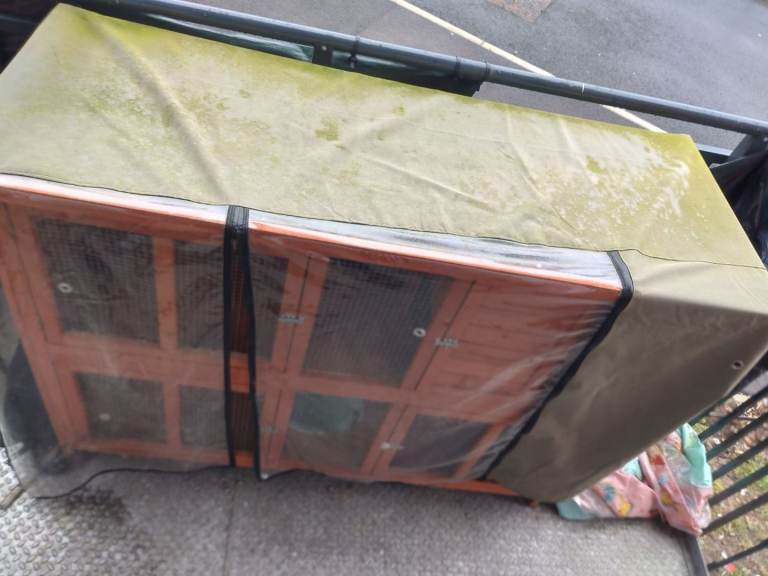 Double floor rabbit hutch 