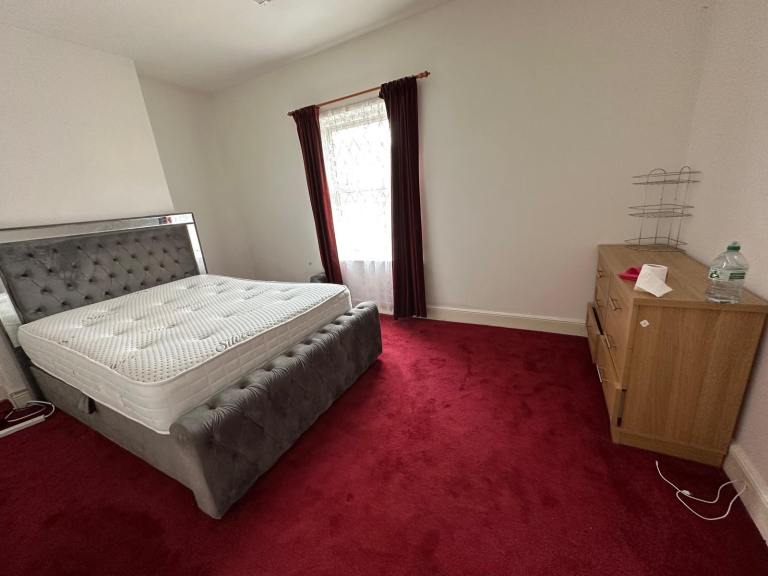 Master bedroom for rent 