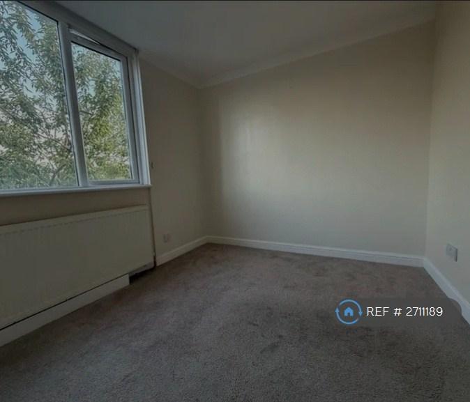 3 bedroom flat in Russell House, London, E6 (3 bed) (#2711189)