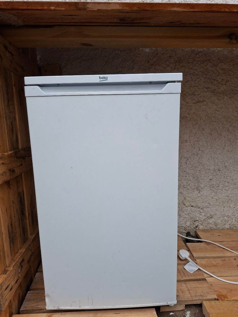 Beko Narrow Under-Counter Fridge – Good Condition