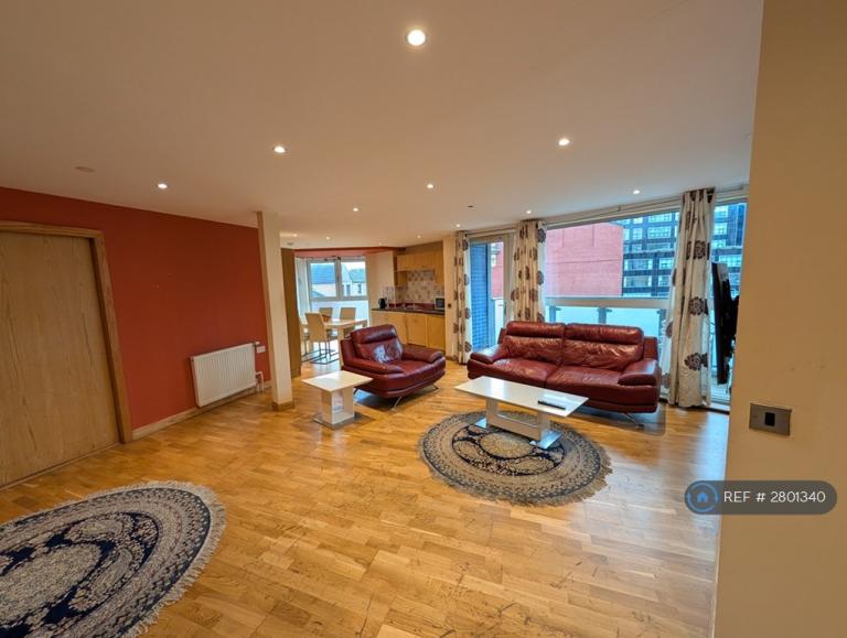 3 bedroom flat in Ingram Street, Glasgow, G1 (3 bed) (#2801340)