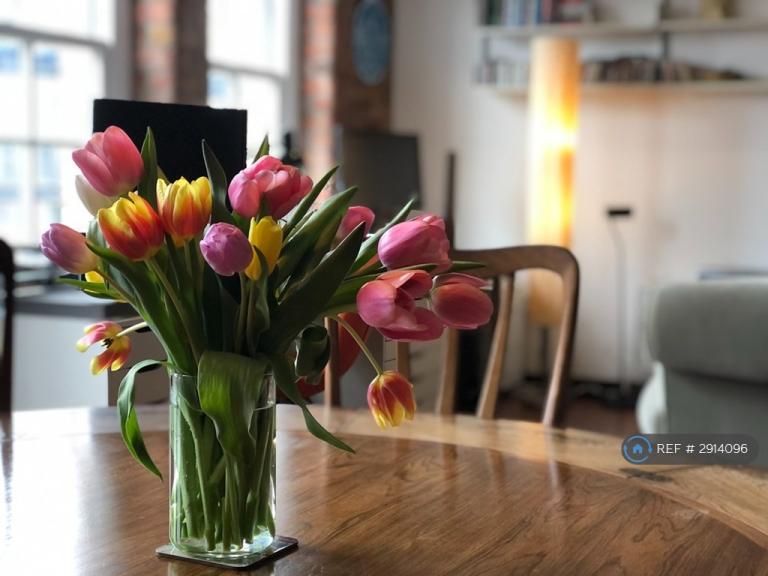 1 bedroom flat in Green Walk, London, SE1 (1 bed) (#2914096)
