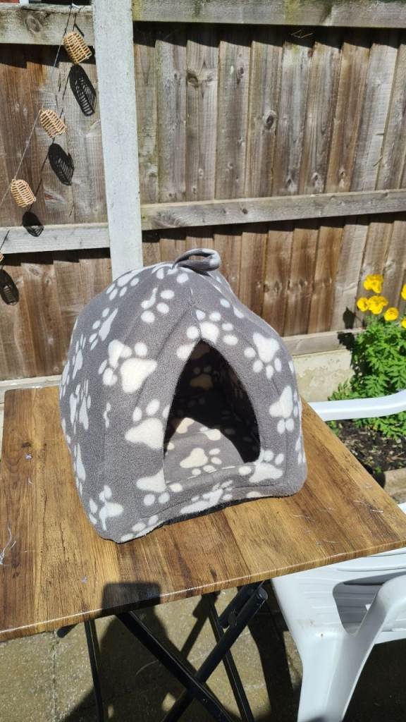 Warm cat pet bed pyramid 