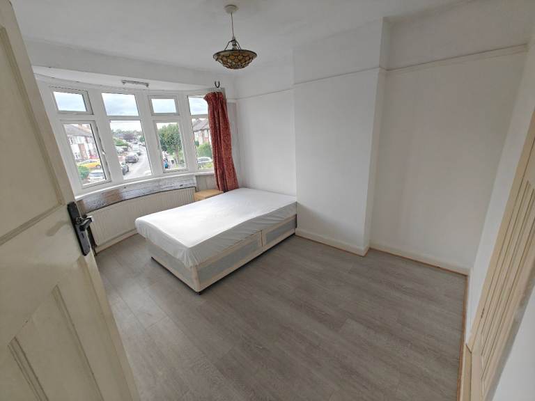 Large Double Rooms to Let - Whitton